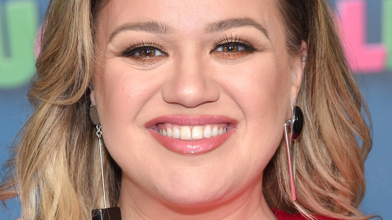 Kelly Clarkson smiling on the red carpet