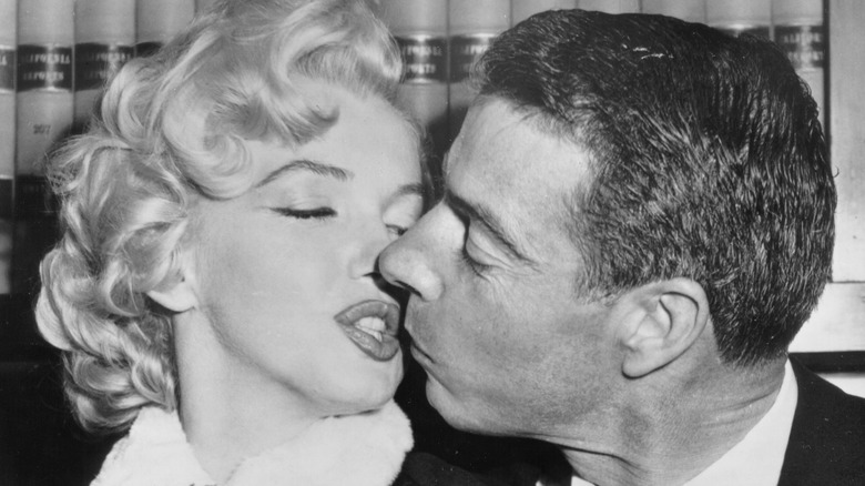 Marilyn Monroe kissing Joe DiMaggio