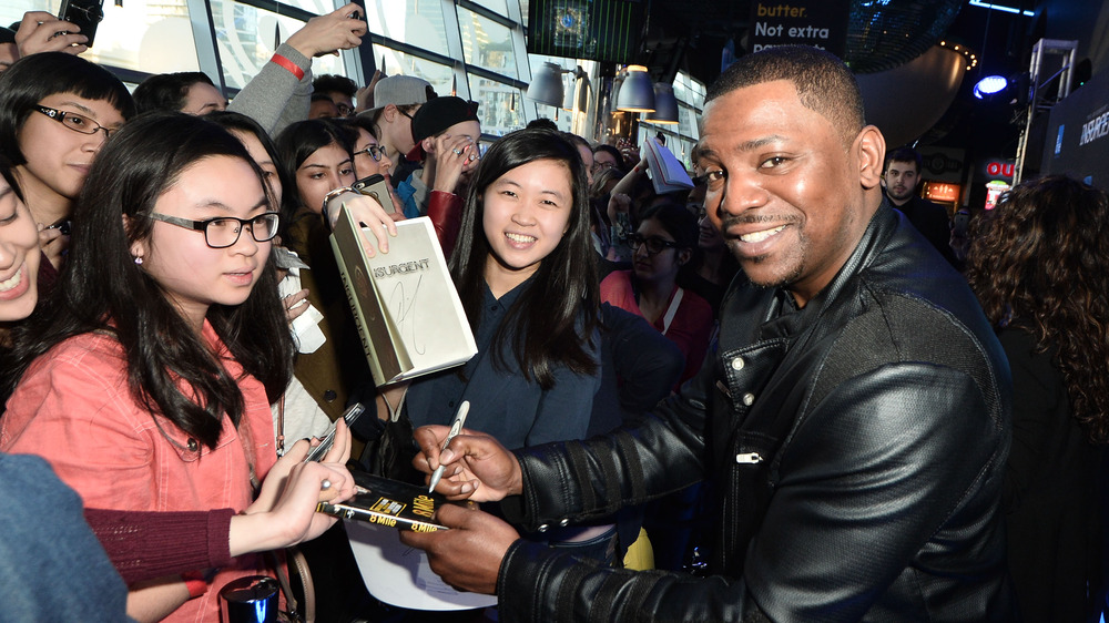 Mekhi Phifer signing autographs