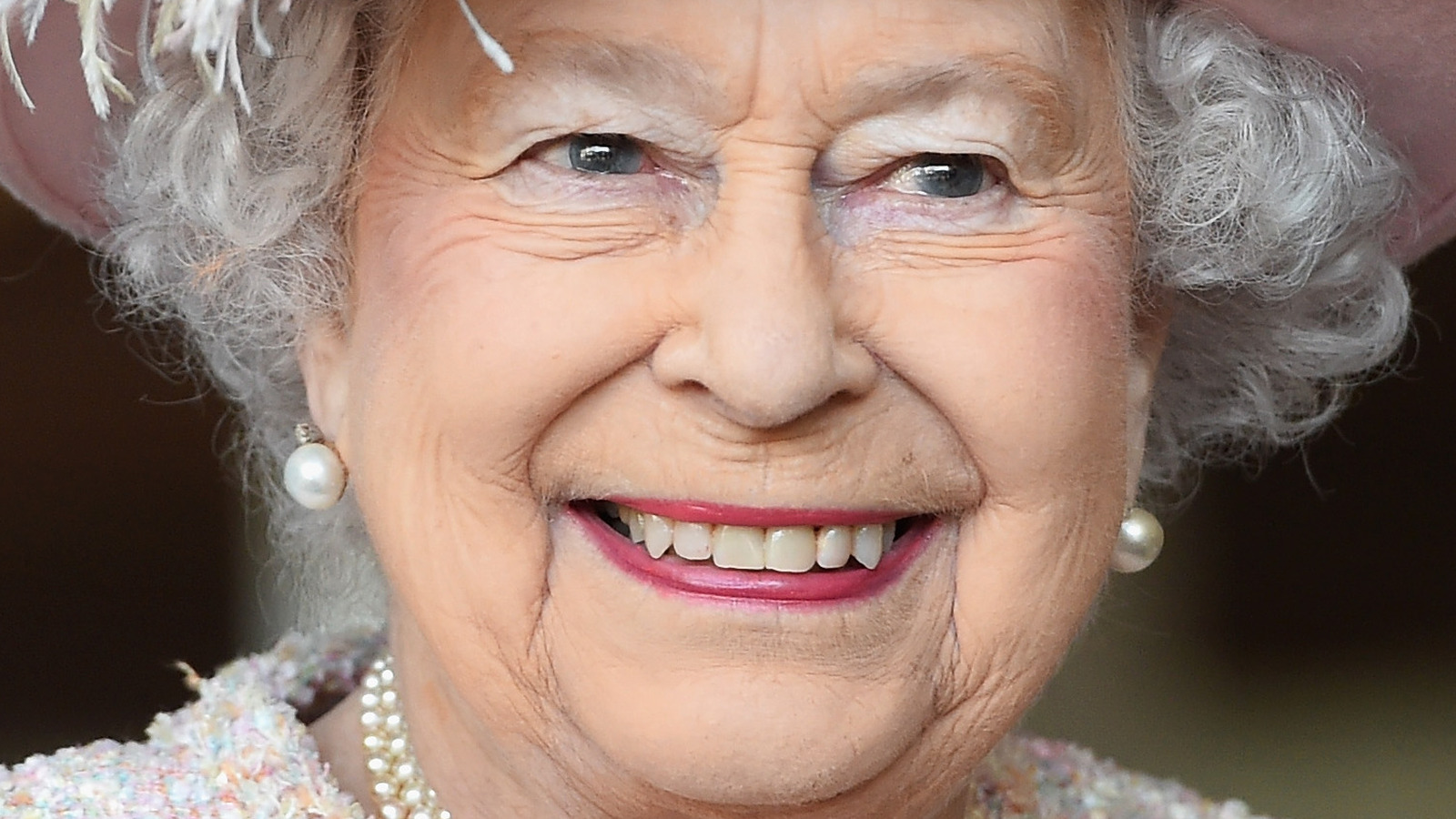 Why Queen Elizabeth Never Uses A Last Name 9006