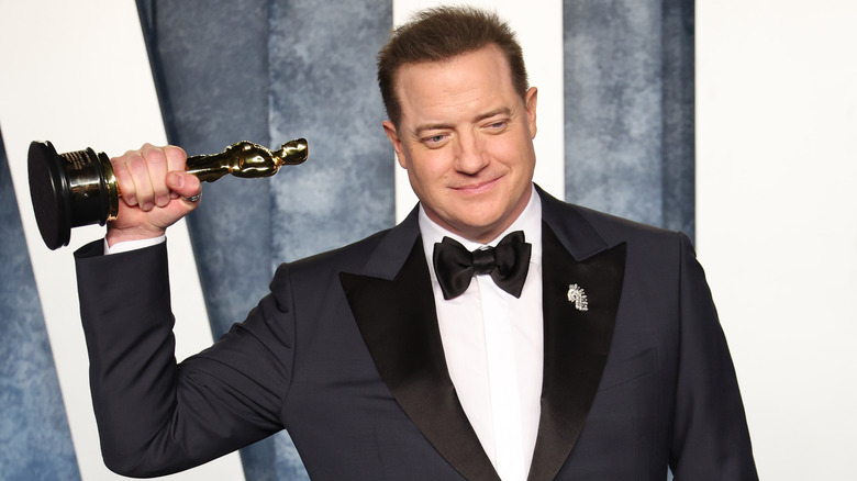 Brendan Fraser holding Oscar