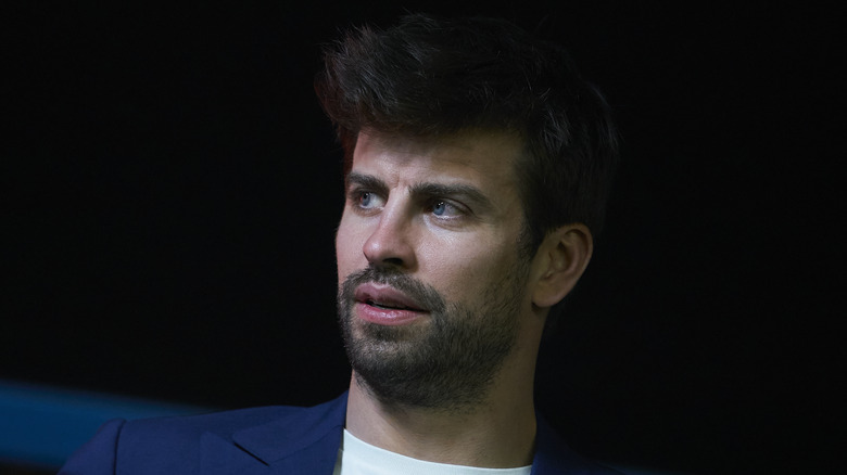 Gerard Piqué looking to the left