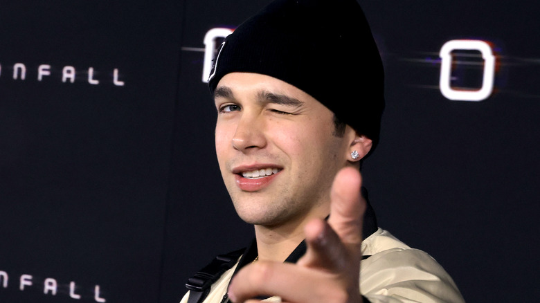 Austin Mahone posing