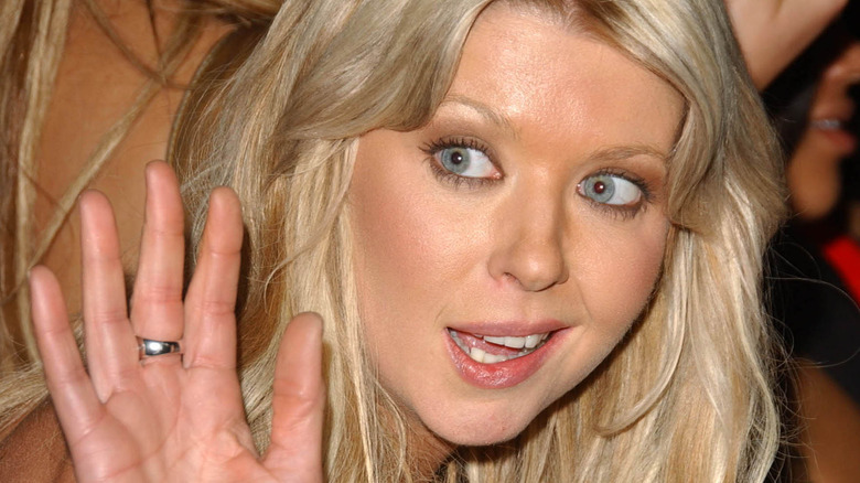 Tara Reid waving bye