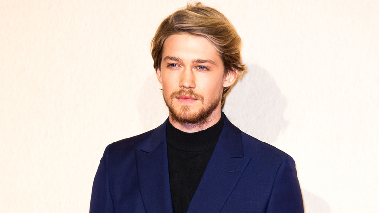 Joe Alwyn blue suit