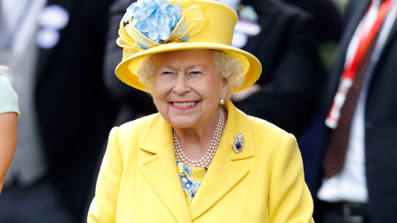 Queen Elizabeth yellow outfit