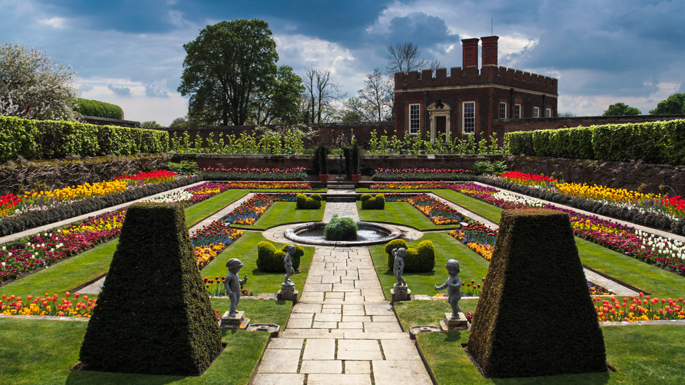 Hampton Court Palace gardens 