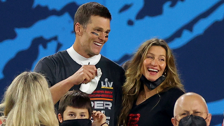 Tom Brady celebrates with Gisele Bündchen