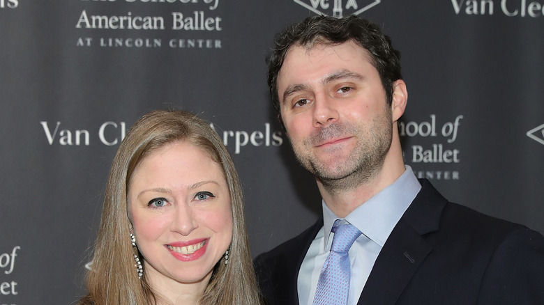 Chelsea Clinto and Marc Mezvinsky pose
