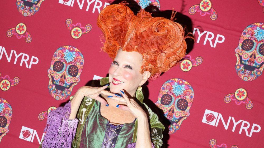 Bette Midler dressed up as Winifred Sanderson from Hocus Pocus