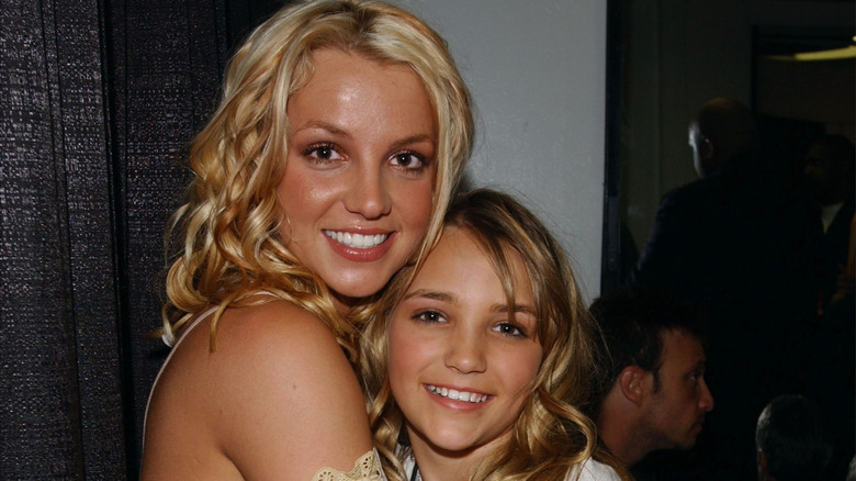 Britney Spears and Jamie Lynn Spears embracing backstage during Nickelodeon's 16th Annual Kids' Choice Awards