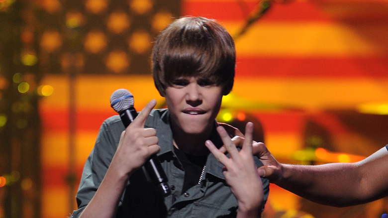 Justin Bieber throwing up fingers