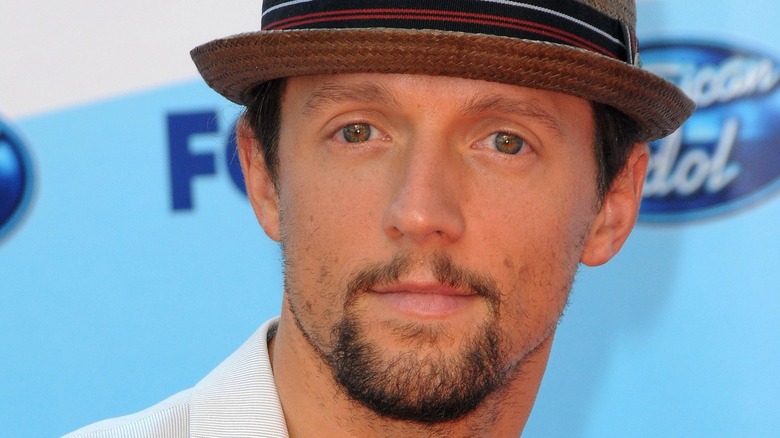 Jason Mraz on the red carpet