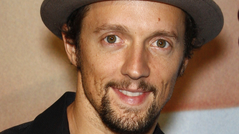 Jason Mraz posing, wearing hat