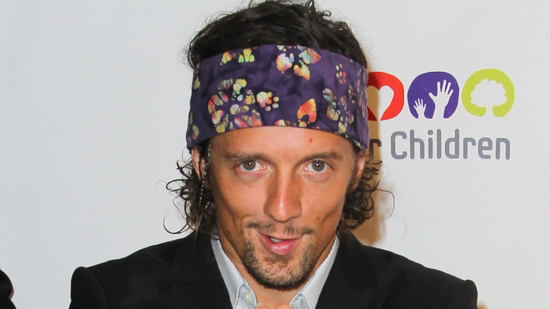 Jason Mraz wearing a bandana