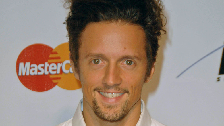 Jason Mraz posing, smiling