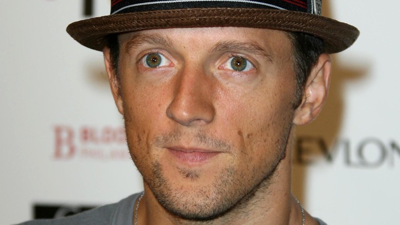 Jason Mraz posing for a photo