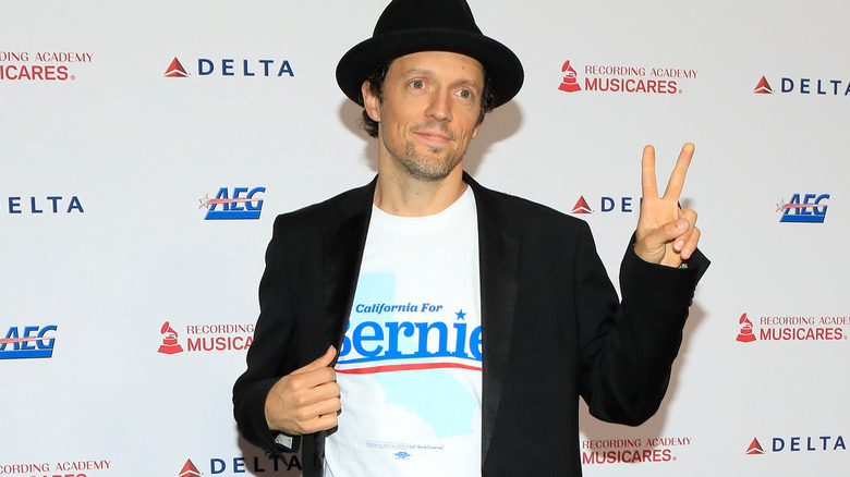 Jason Mraz putting two fingers up