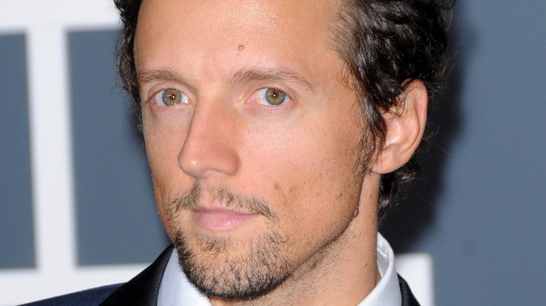 Jason Mraz with head slightly tilted