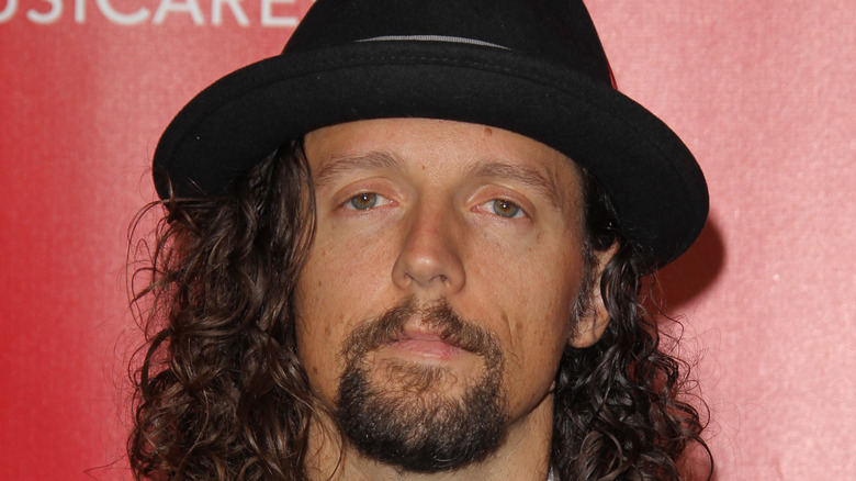 Jason Mraz with long hair, hat