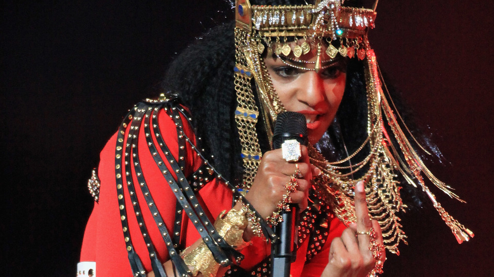 M.I.A. raising middle finger at Super Bowl