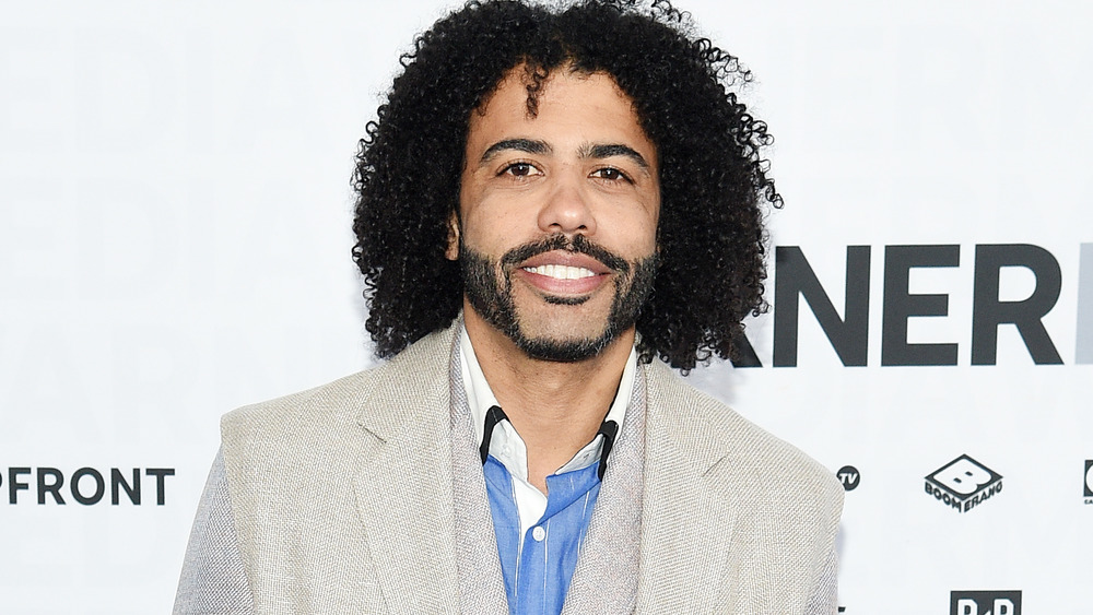 Daveed Diggs posing for photos