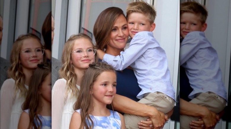 Jennifer Garner poses with kids 