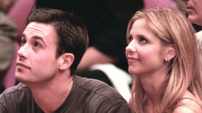 Freddie Prinze Jr. and Sarah Michelle Gellar posing