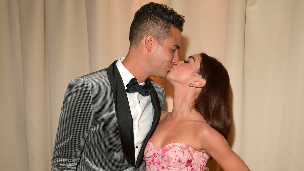 Wells Adams kisses Sarah Hyland 