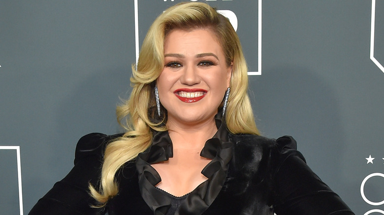 Kelly Clarkson smiling on the red carpet