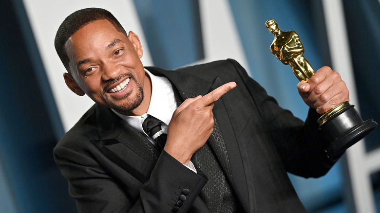 Will Smith holding his trophy