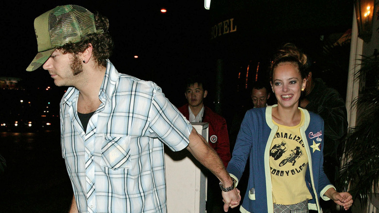 Danny Masterson, Bijou Phillips holding hands