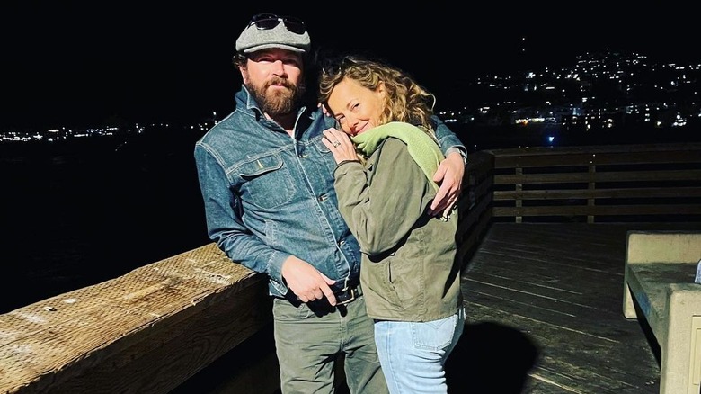 Danny Masterson with arm around Bijou Phillips