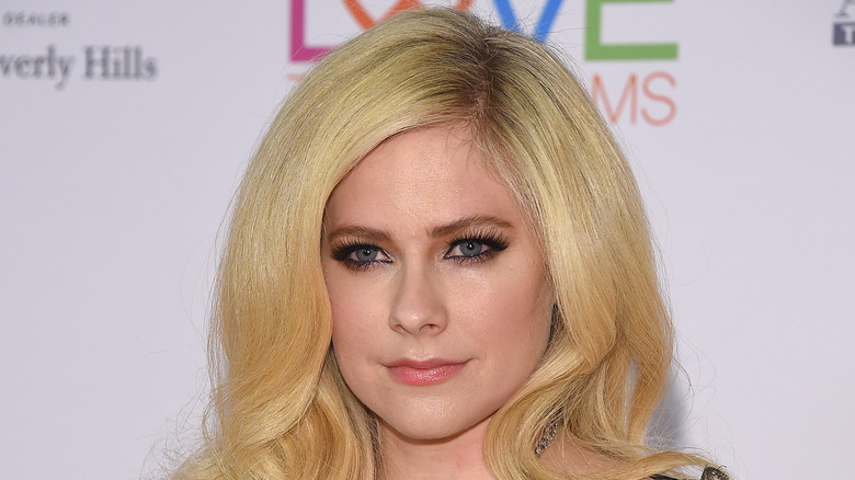 Avril Lavigne wavy hair and smokey eyes