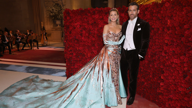 Blake Lively, Ryan Reynolds posing